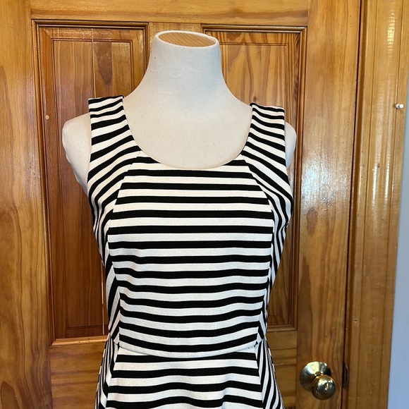 Express dress - Picture 2 of 7